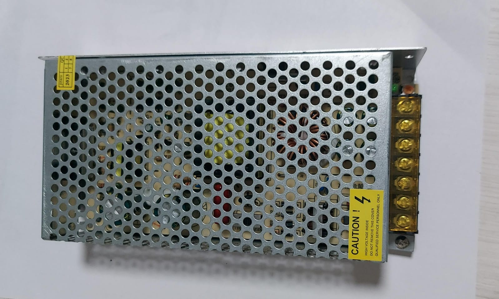 fuente metalica microperforada de 16.6A